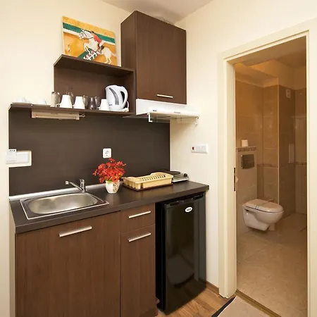 Golden Ina Σάνι Μπιτς