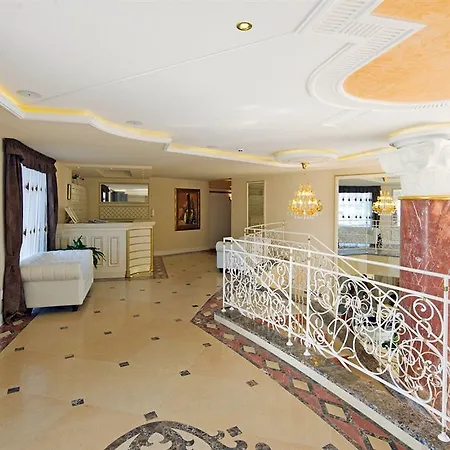 Golden Ina Σάνι Μπιτς