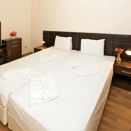 Golden Ina Σάνι Μπιτς