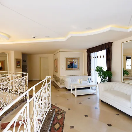 Golden Ina Sluneční pobřeží